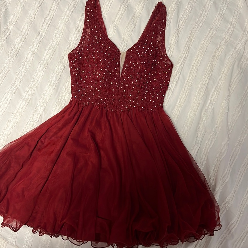 Gorgeous maroon homecoming dress!! Worn for one night!! Size 1 :))